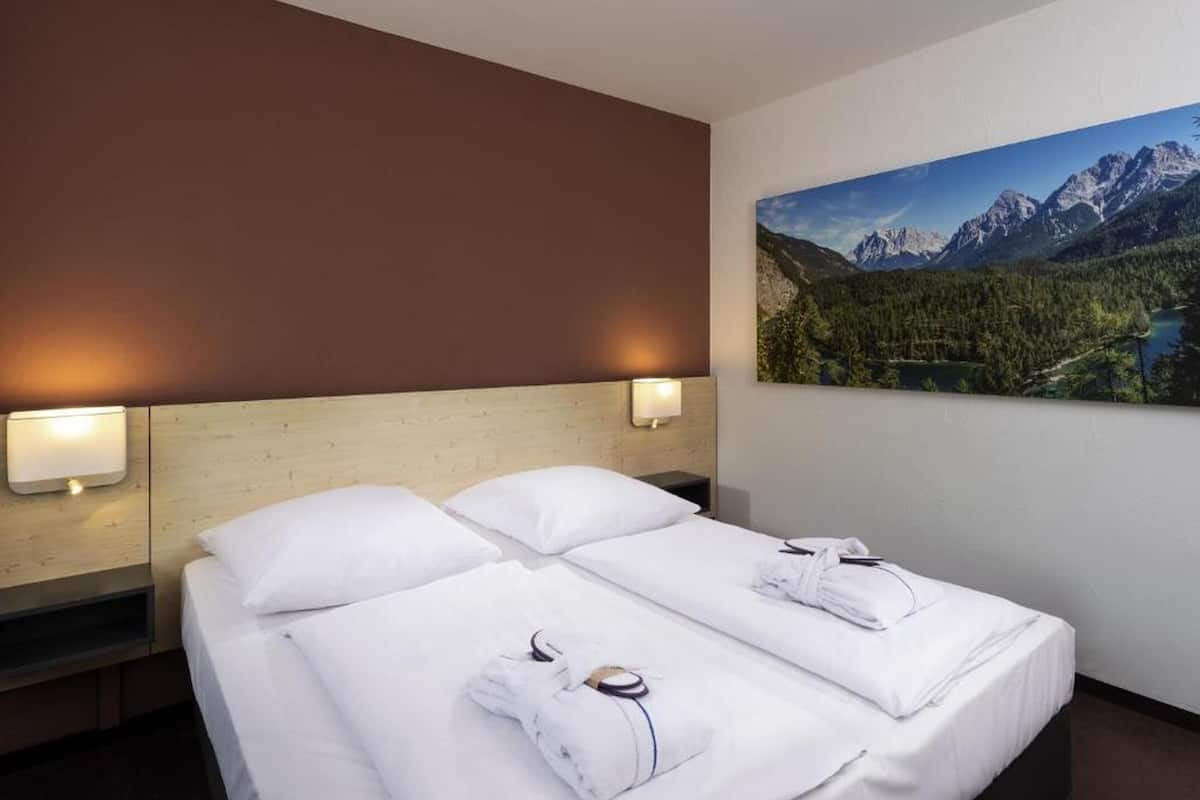 Junior Suite | Hypo-allergenic bedding available, in-room safe, desk, blackout drapes