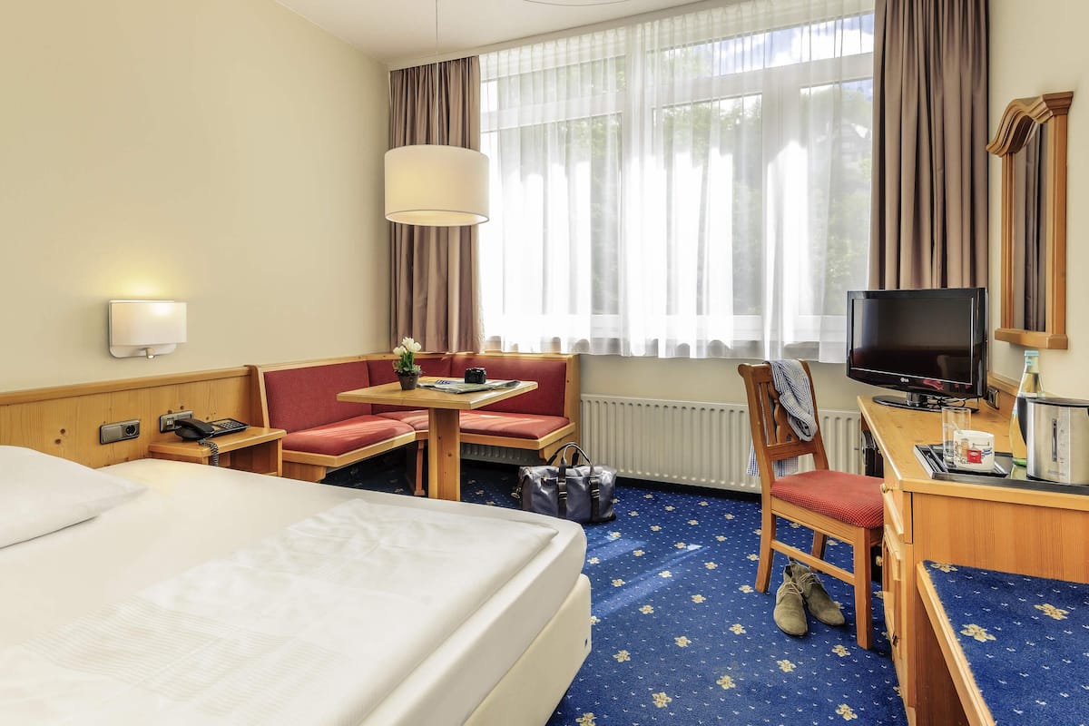 Habitación doble estándar, 1 cama matrimonial | Ropa de cama hipoalergénica y caja de seguridad en la habitación