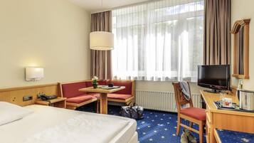 Hypo-allergenic bedding available, in-room safe, desk, blackout drapes