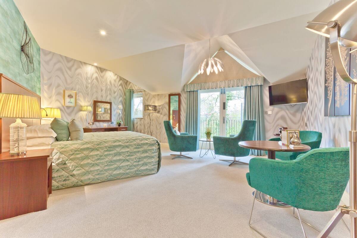 deluxe room, 1 king bed, balcony | in-room safe, desk, blackout curtains, iron/ironing board