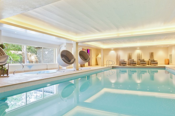 Indoor pool, sun loungers
