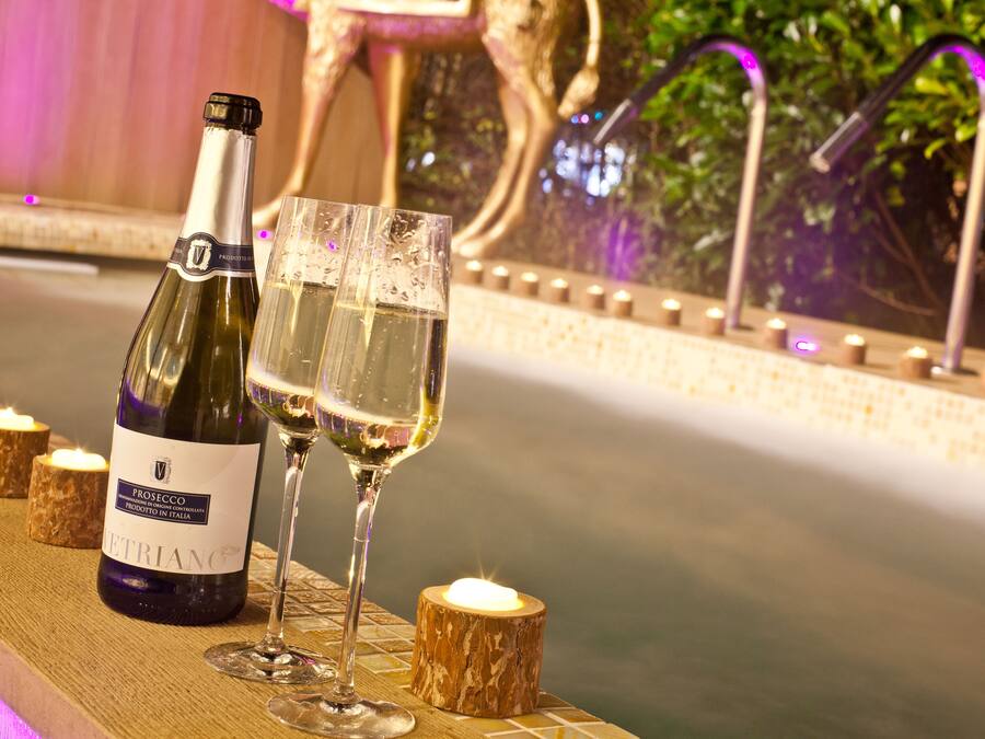 Piscina interna, espreguiçadeiras