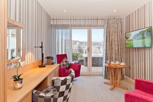 Standard Room, 1 King Bed, Non Smoking, Hot Tub (Living Room) | In-room safe, desk, blackout drapes, iron/ironing board