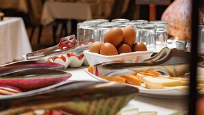 Een buffet met diverse etenswaren, zoals eieren, kaas en stukken watermeloen.