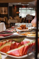 Desayuno completo diario (GBP 12.95 por persona)