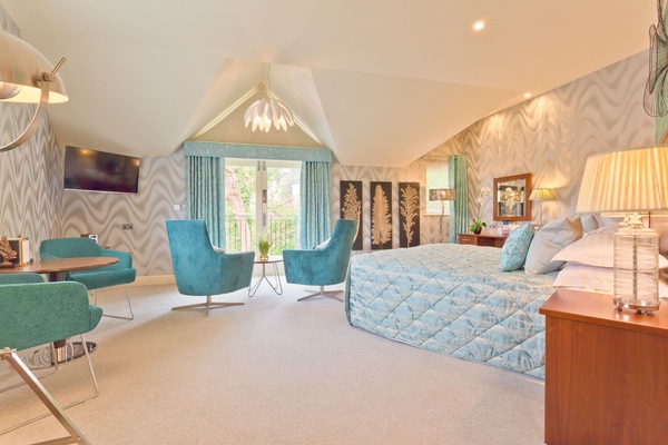 Deluxe Room, 1 King Bed, Balcony | In-room safe, desk, blackout curtains, iron/ironing board