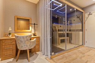 Standard Room, 1 King Bed, Non Smoking, Hot Tub (Living Room) | In-room safe, desk, blackout curtains, iron/ironing board