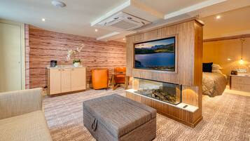 Luksus-dobbeltværelse | Pengeskab på værelset, skrivebord, mørklægningsgardiner