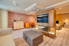 Habitación de lujo doble | Caja fuerte, escritorio, cortinas opacas y tabla de planchar con plancha