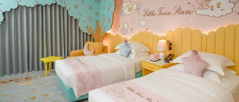 Una habitación infantil con dos camas, una mesita de noche, una pequeña mesa y una cortina.