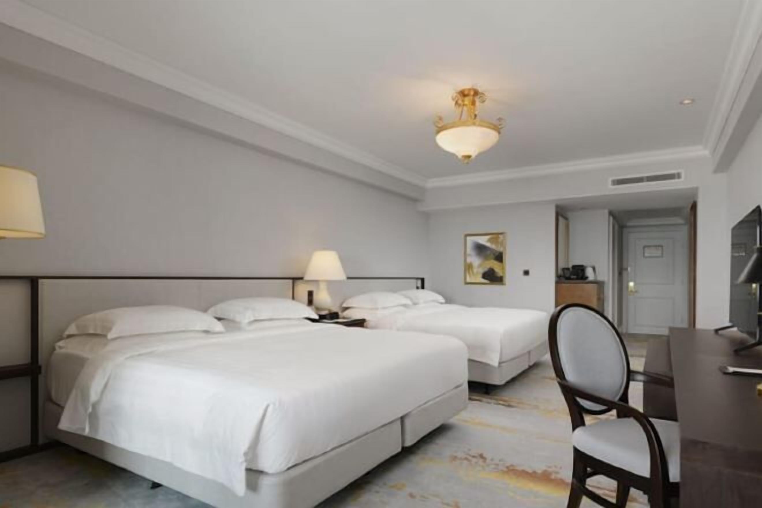 Cubrecamas, caja de seguridad en la habitación y escritorio 