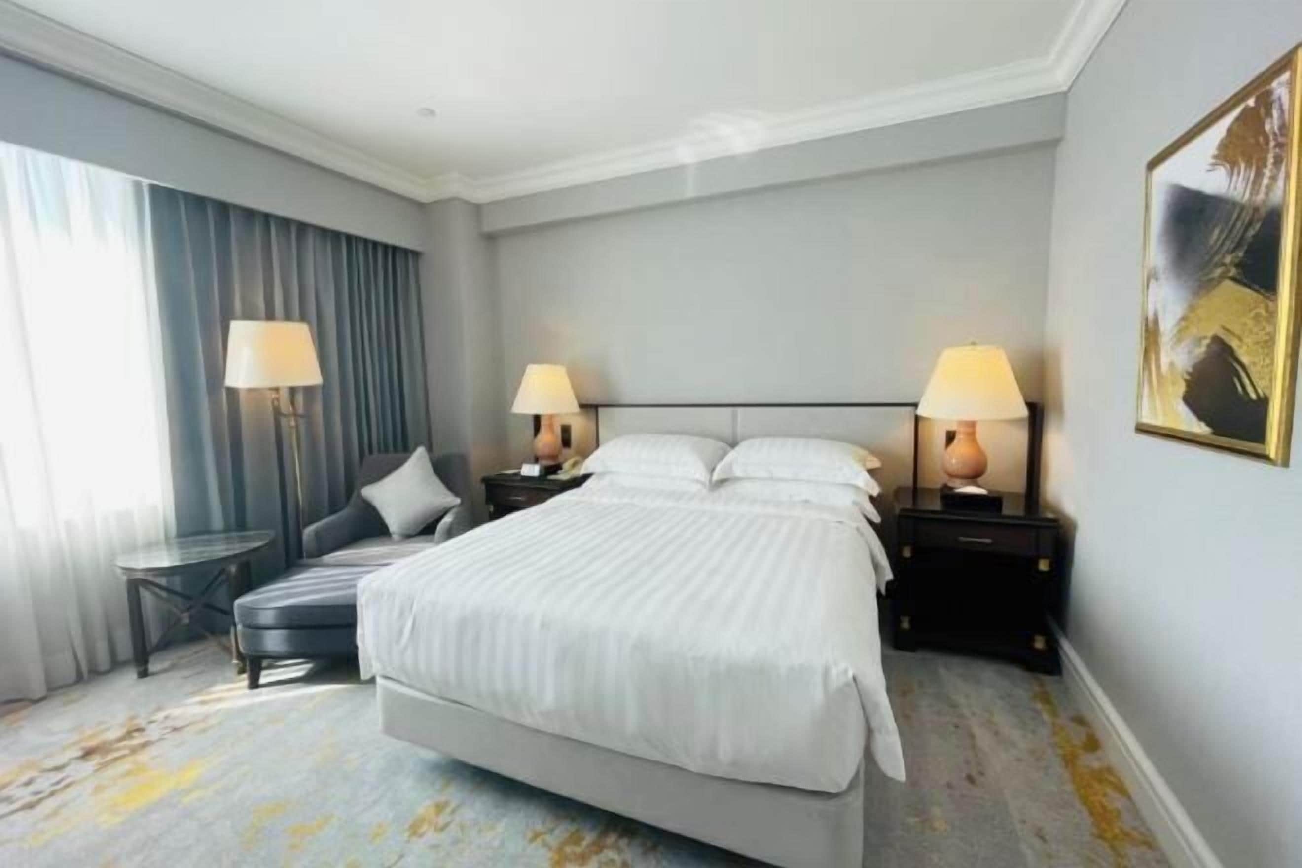 Cubrecamas, caja de seguridad en la habitación y escritorio 