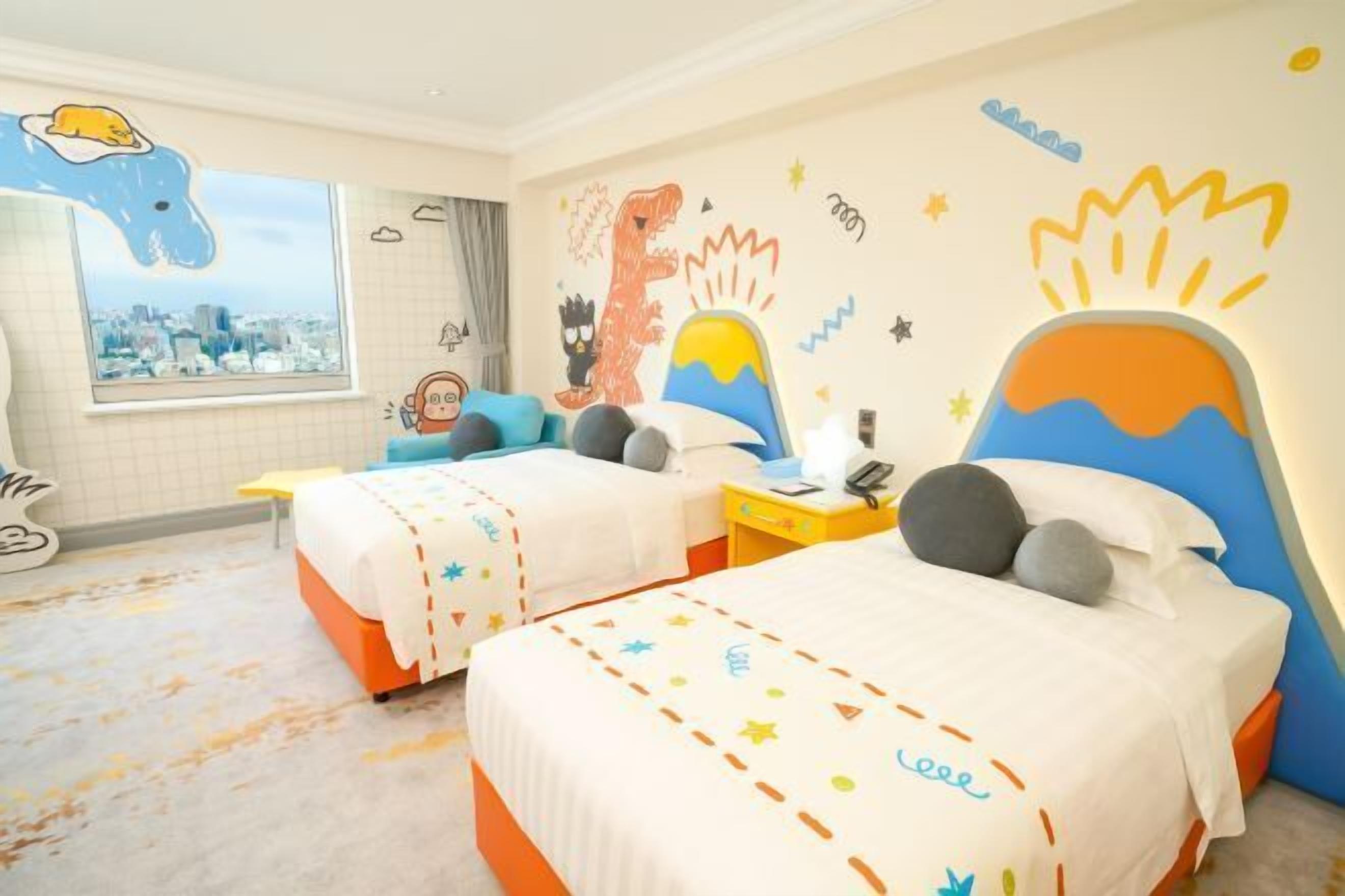 Cubrecamas, caja de seguridad en la habitación y escritorio 