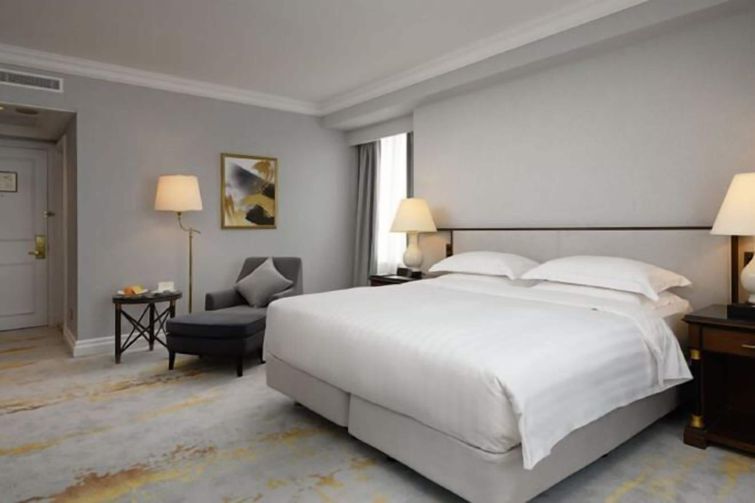 Cubrecamas, caja de seguridad en la habitación y escritorio 