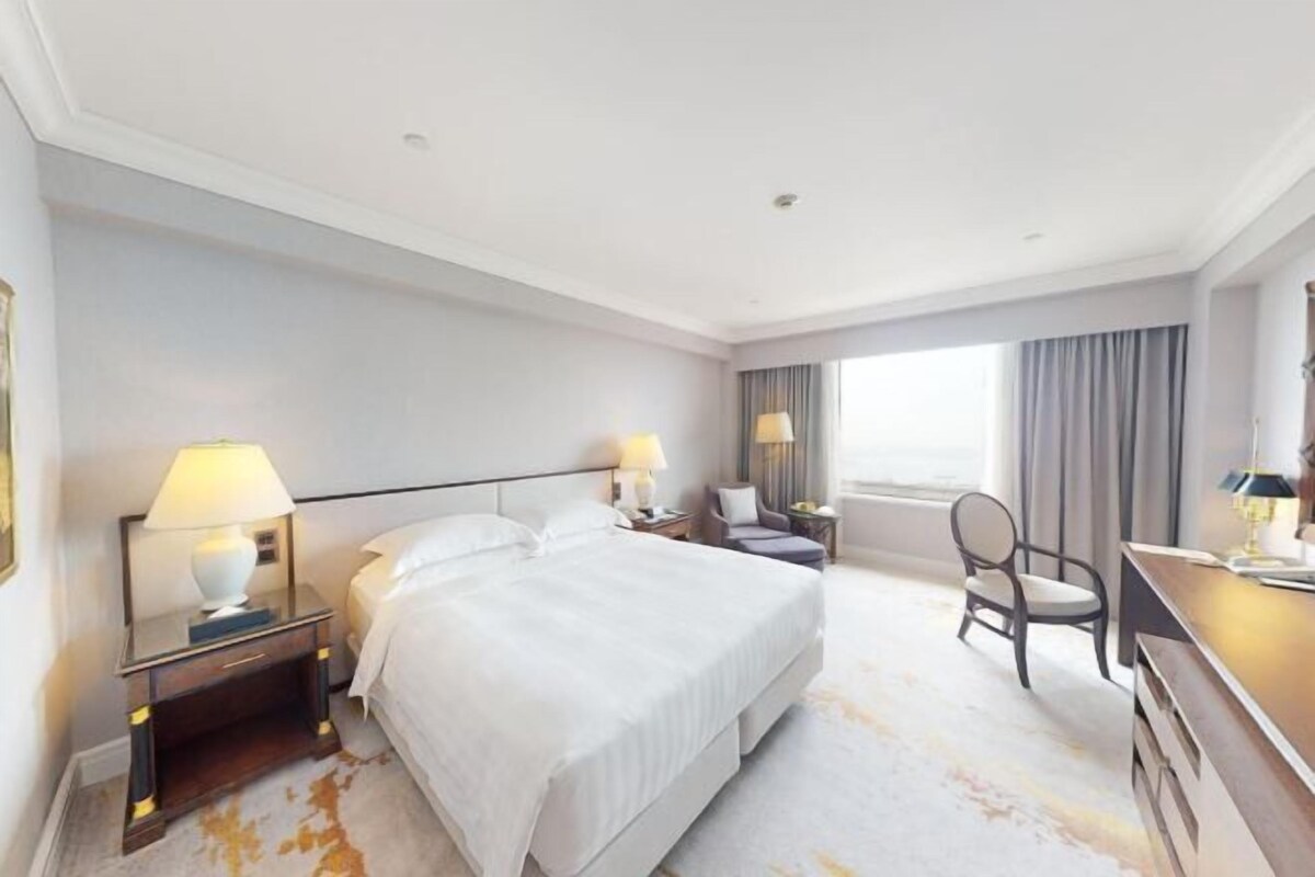 Down comforters, in-room safe, desk, blackout drapes