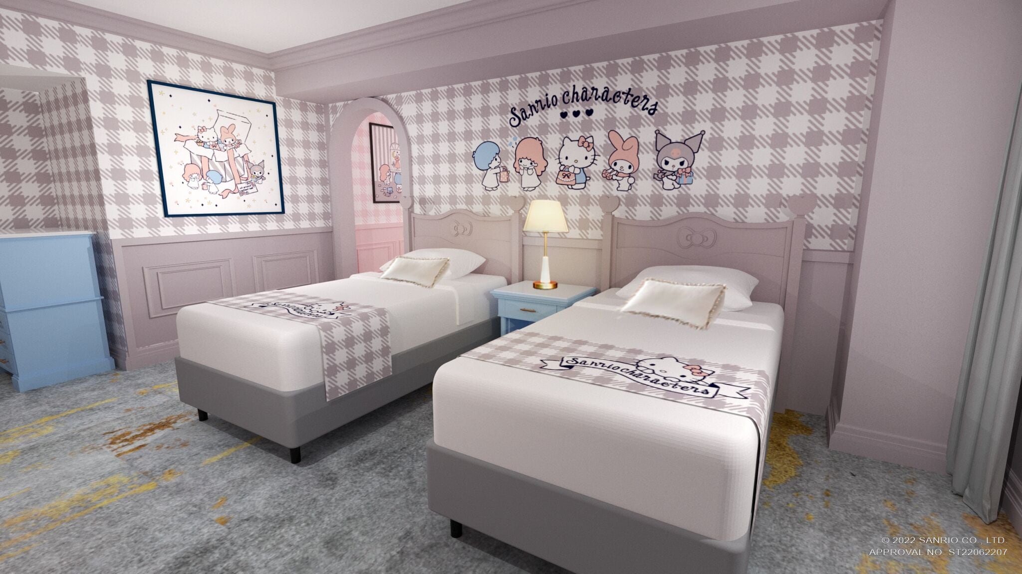 Ein Schlafzimmer mit zwei Betten, einem Schminktisch und einer Wand mit Zeichentrickfiguren.