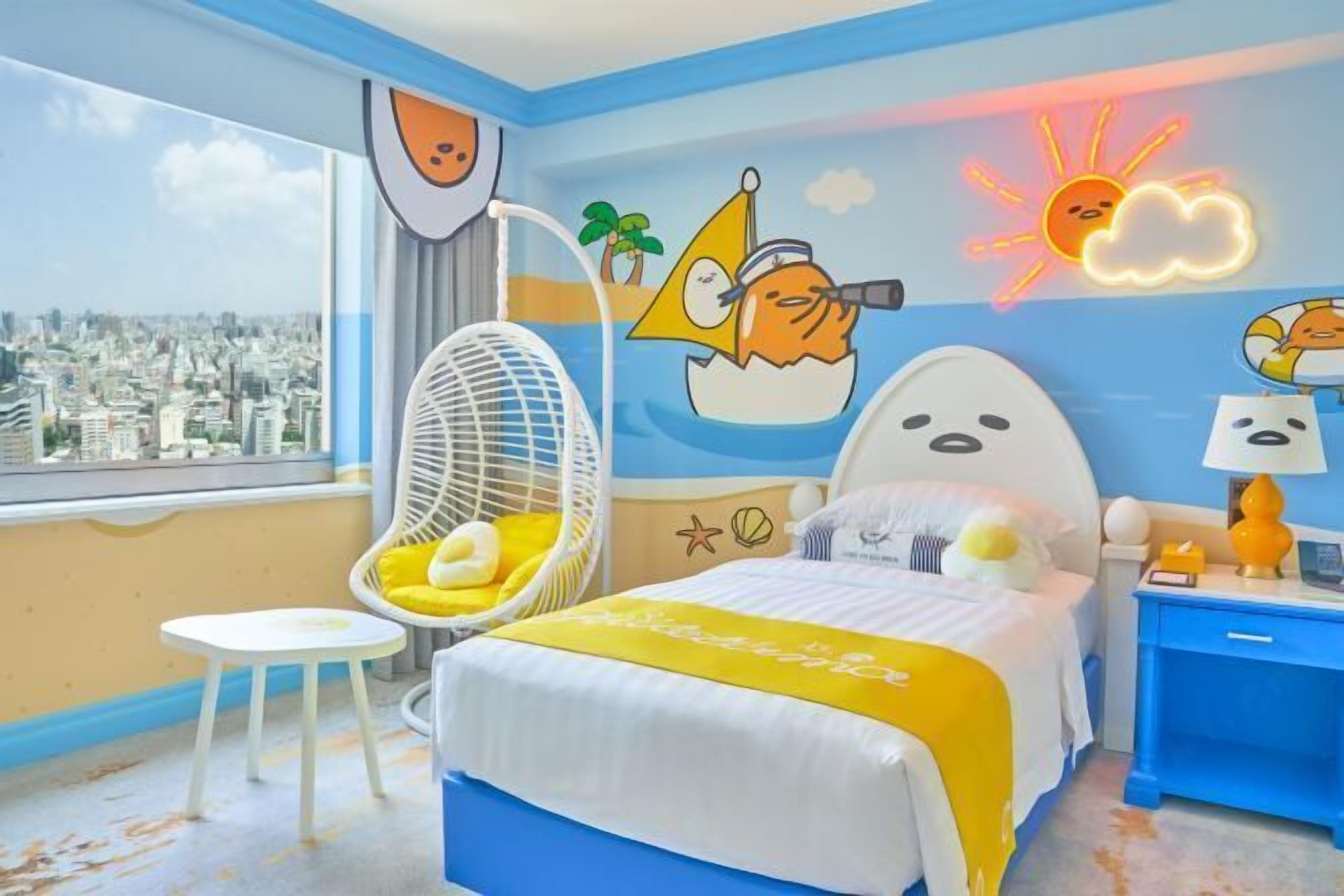 Cubrecamas, caja de seguridad en la habitación y escritorio 