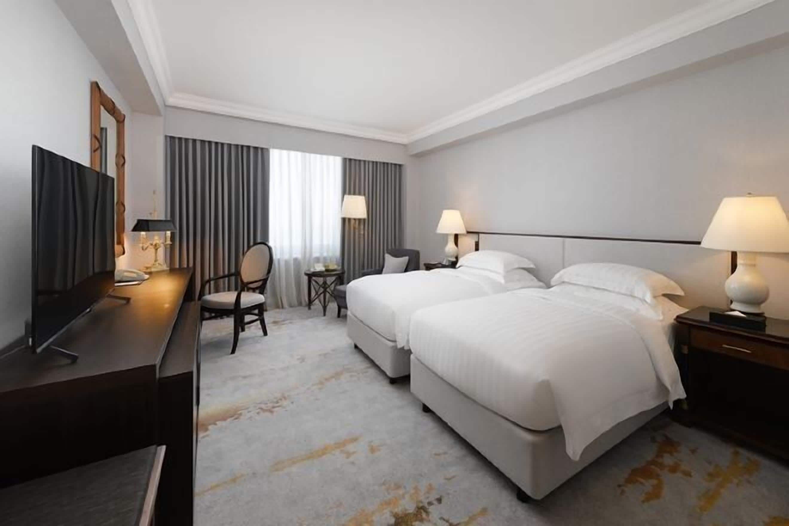 Cubrecamas, caja de seguridad en la habitación y escritorio 