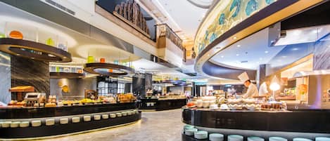 13 restaurants, breakfast served