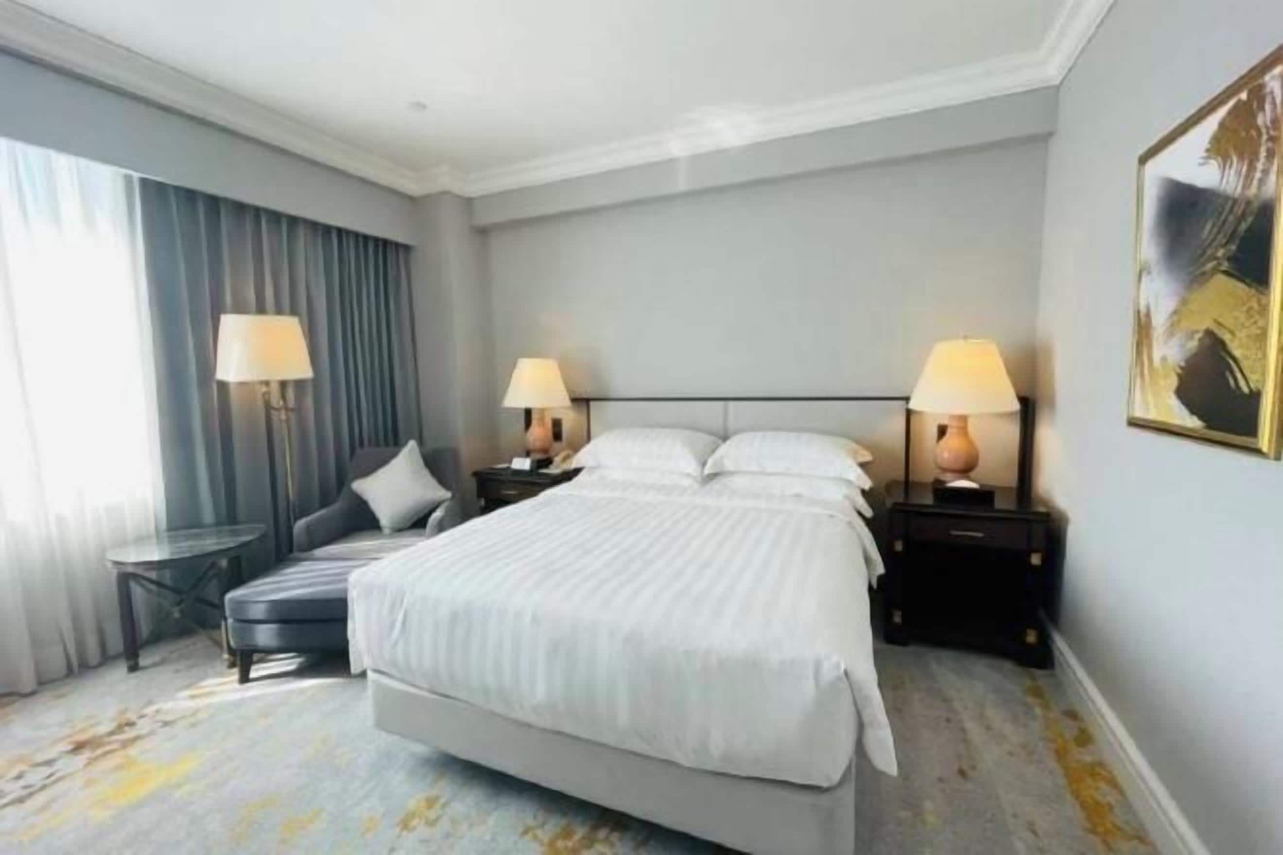 Cubrecamas, caja de seguridad en la habitación y escritorio 