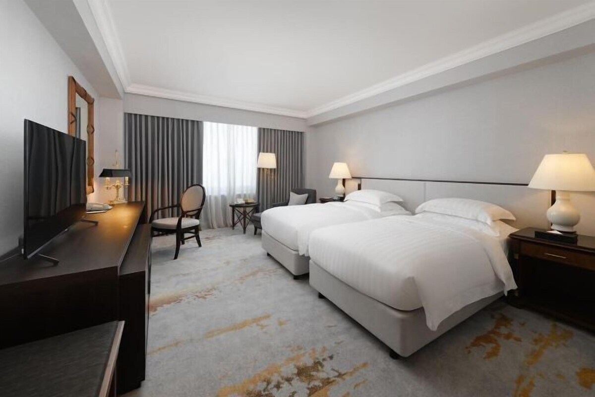 Down comforters, in-room safe, desk, blackout drapes