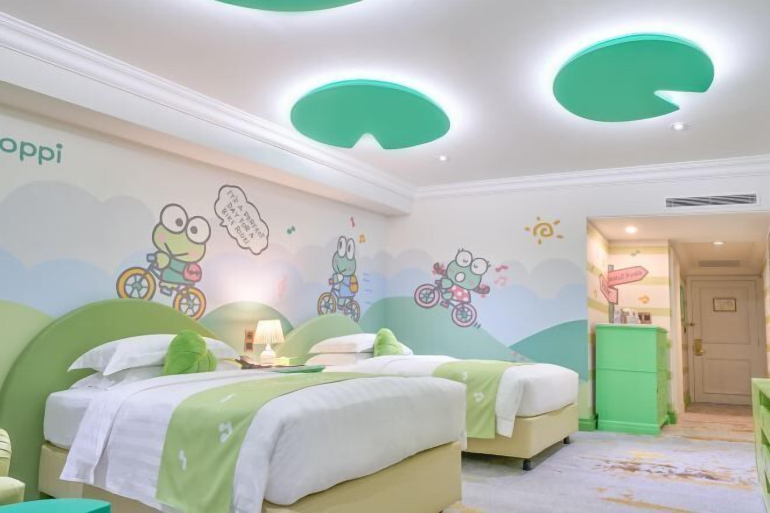 Cubrecamas, caja de seguridad en la habitación y escritorio 