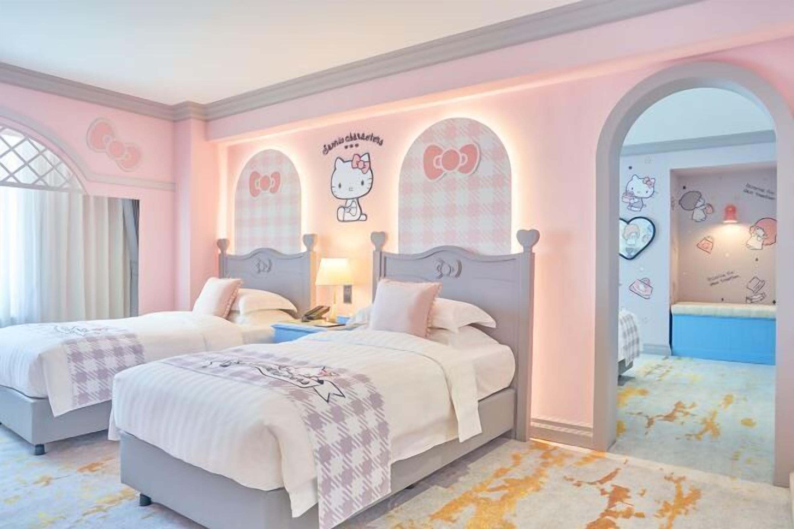 Cubrecamas, caja de seguridad en la habitación y escritorio 