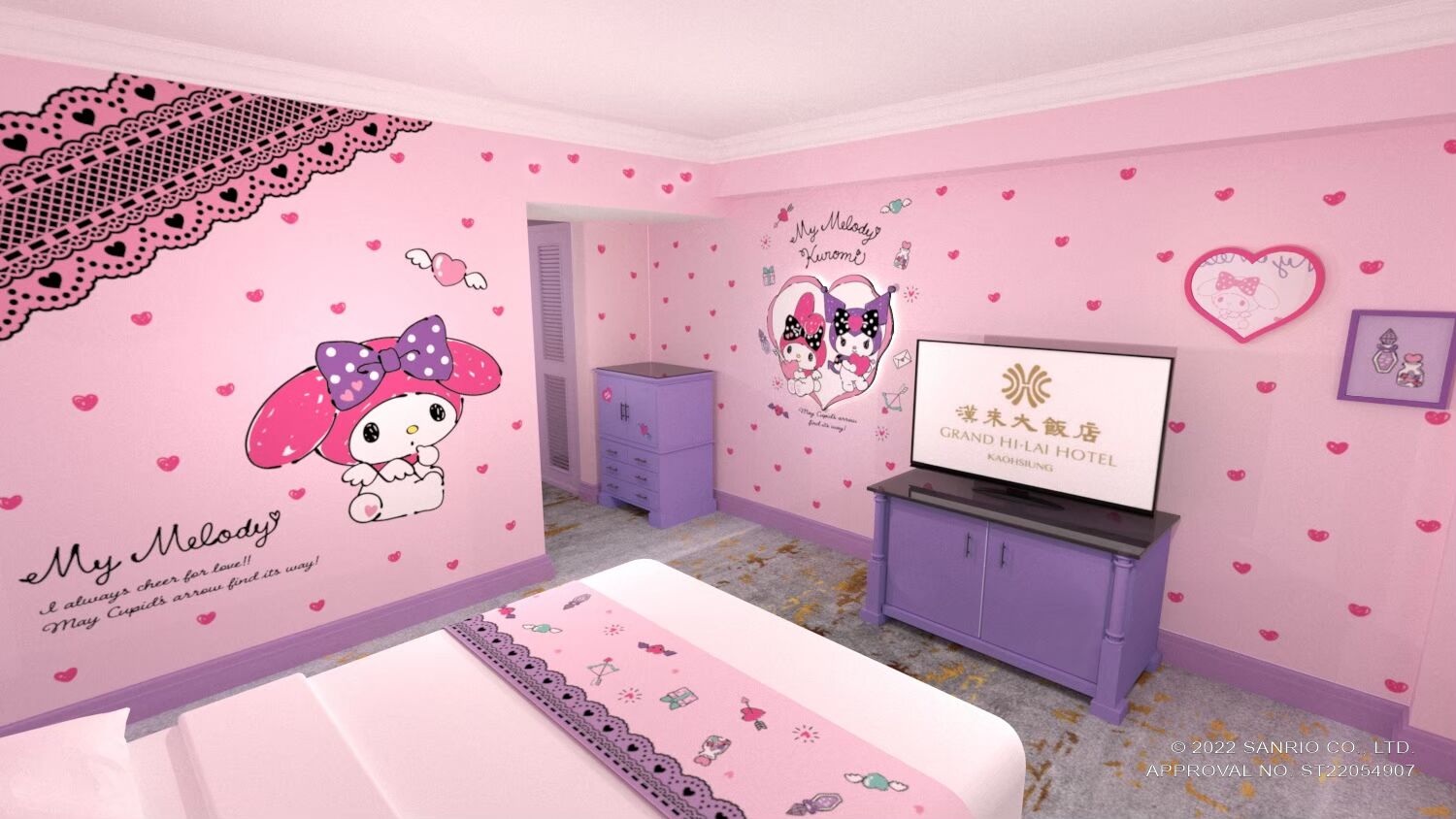Habitación de hotel con temática rosa, que incluye una cama, un tocador morado y un televisor.