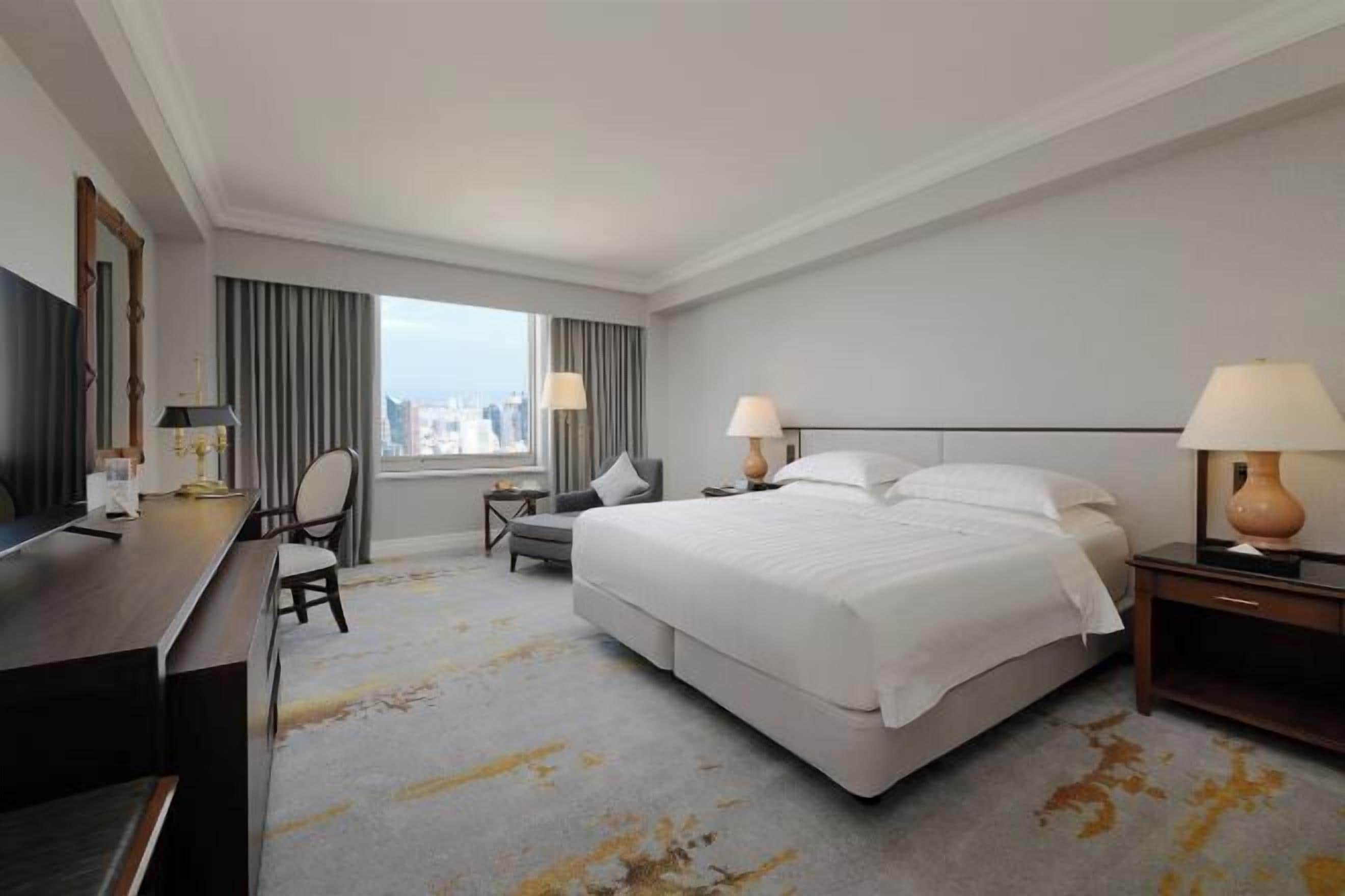 Cubrecamas, caja de seguridad en la habitación y escritorio 