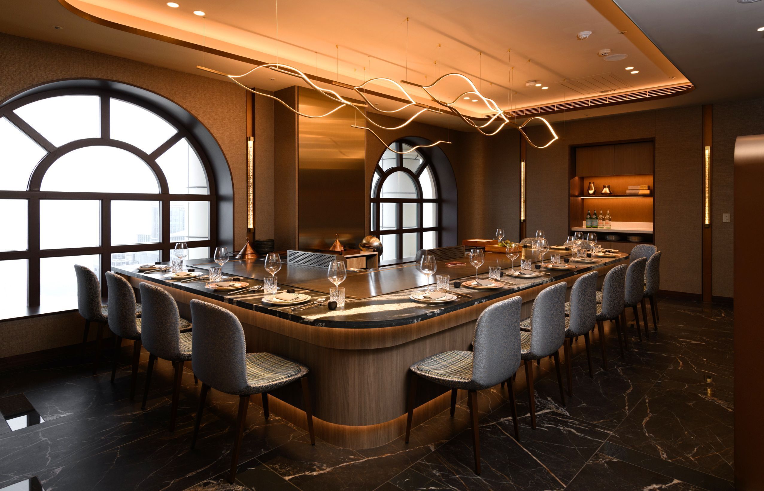 13 restaurants, breakfast served