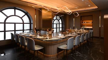 13 restaurants; breakfast, lunch, and dinner served