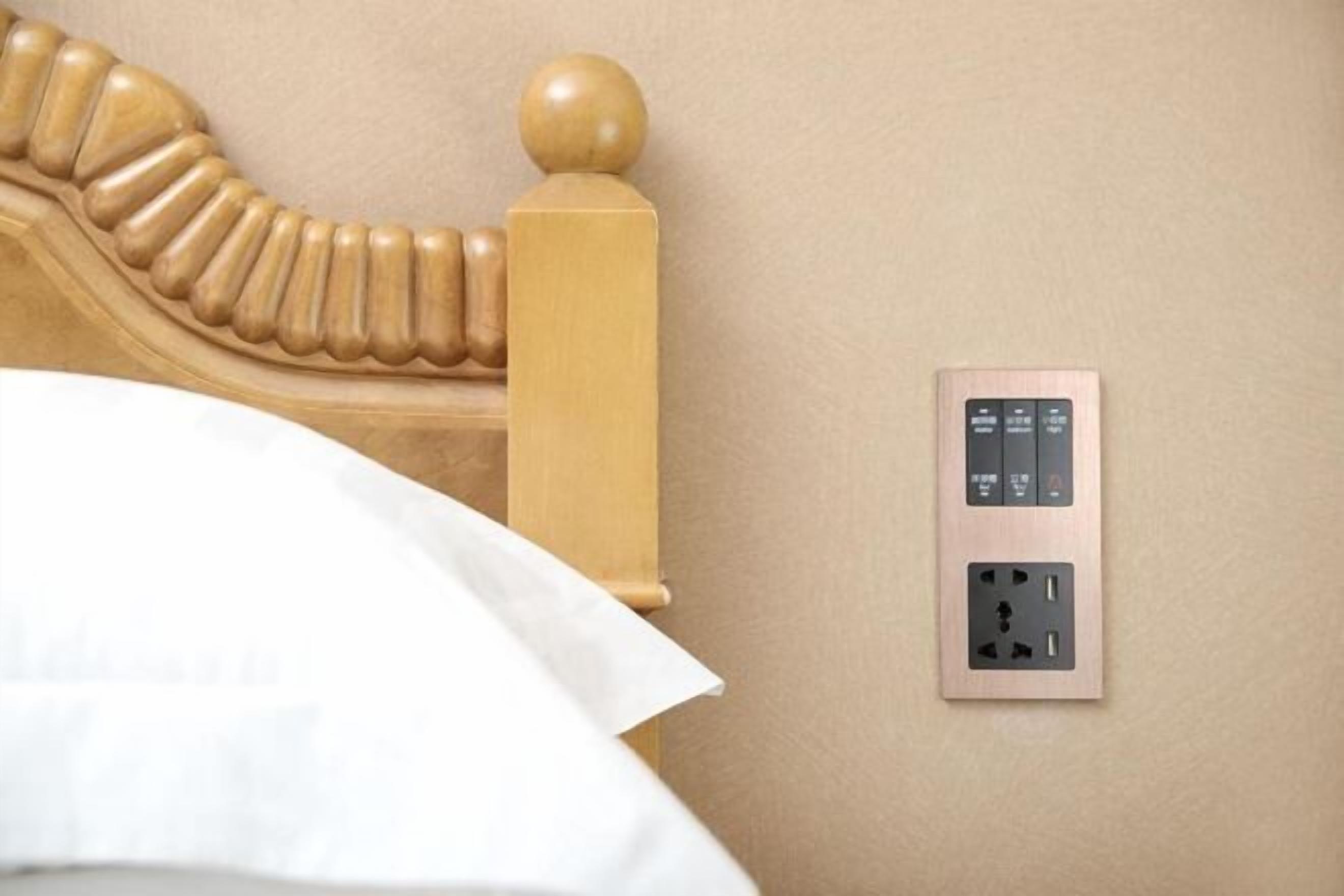 Cubrecamas, caja de seguridad en la habitación y escritorio 