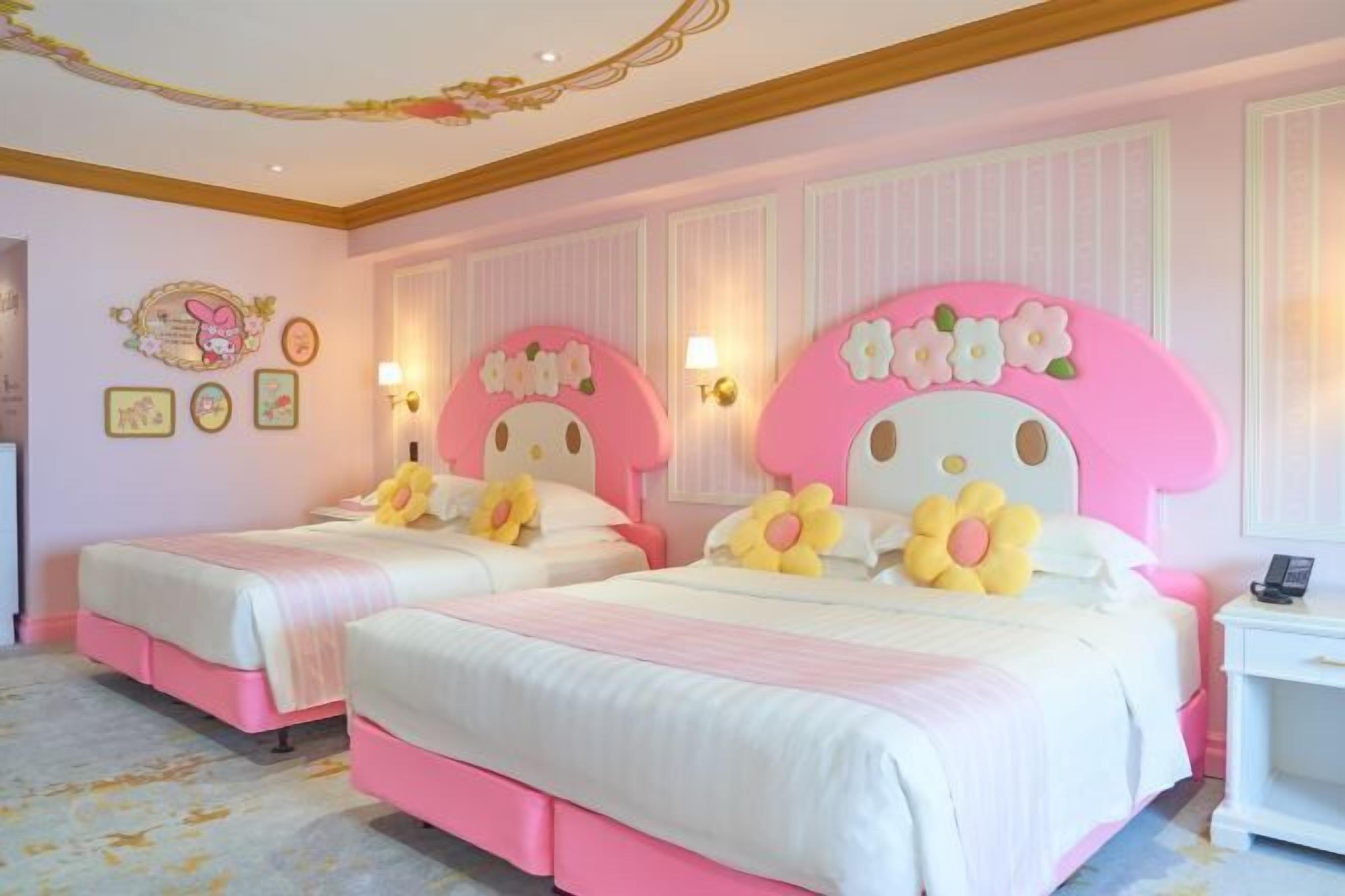 Cubrecamas, caja de seguridad en la habitación y escritorio 