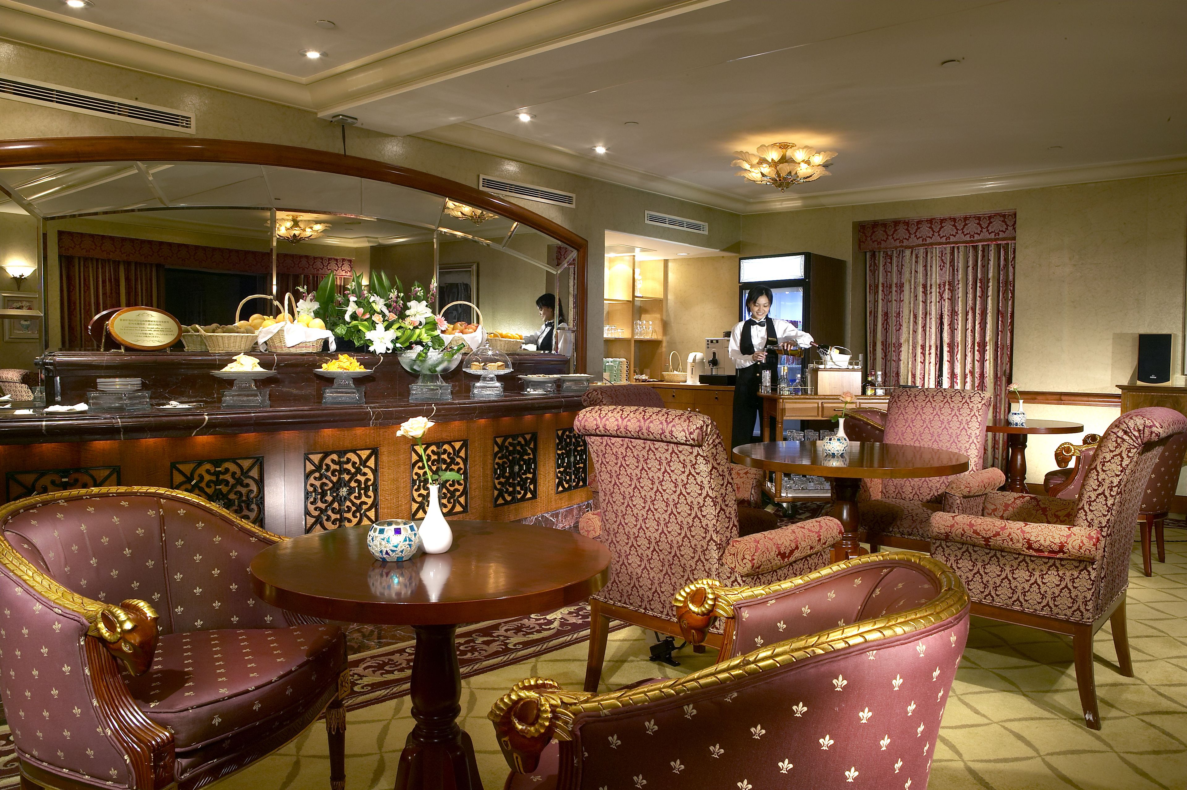 13 restaurants, breakfast served