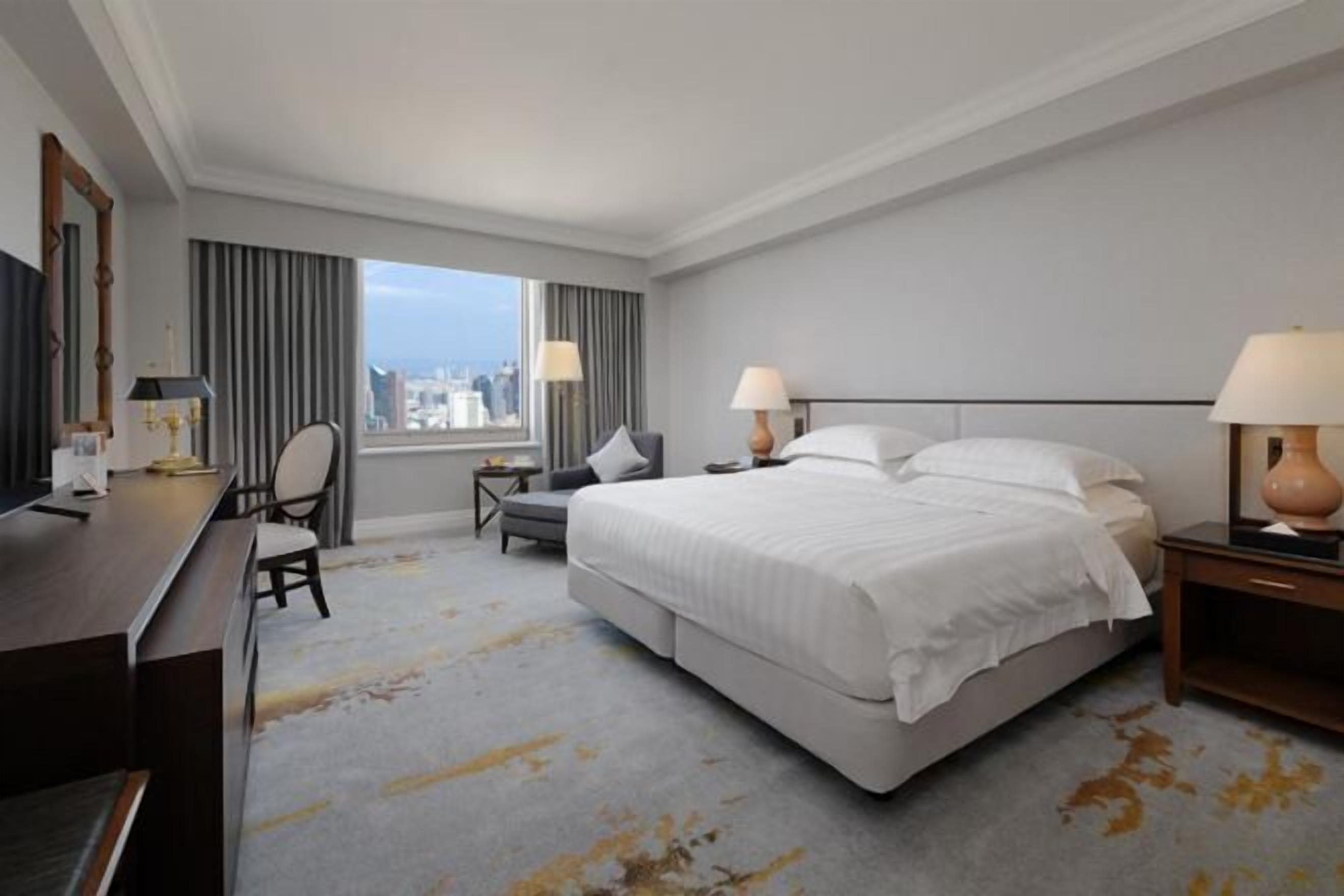 Cubrecamas, caja de seguridad en la habitación y escritorio 