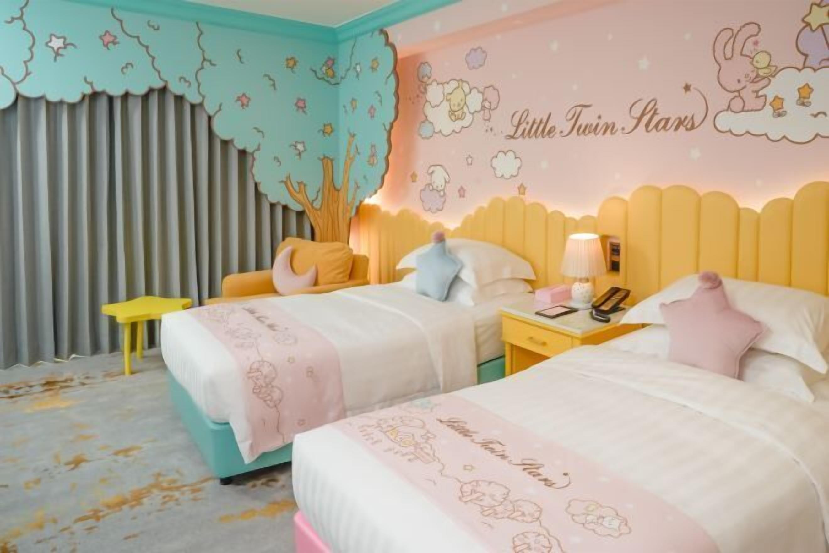 Cubrecamas, caja de seguridad en la habitación y escritorio 