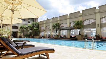 Alberca al aire libre, acceso de 06:30 a 21:30, y camastros