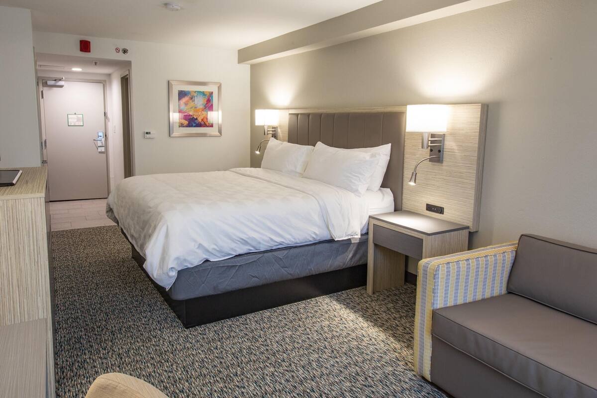 Luxe beddengoed, een bureau, een strijkplank/strijkijzer, babybedden