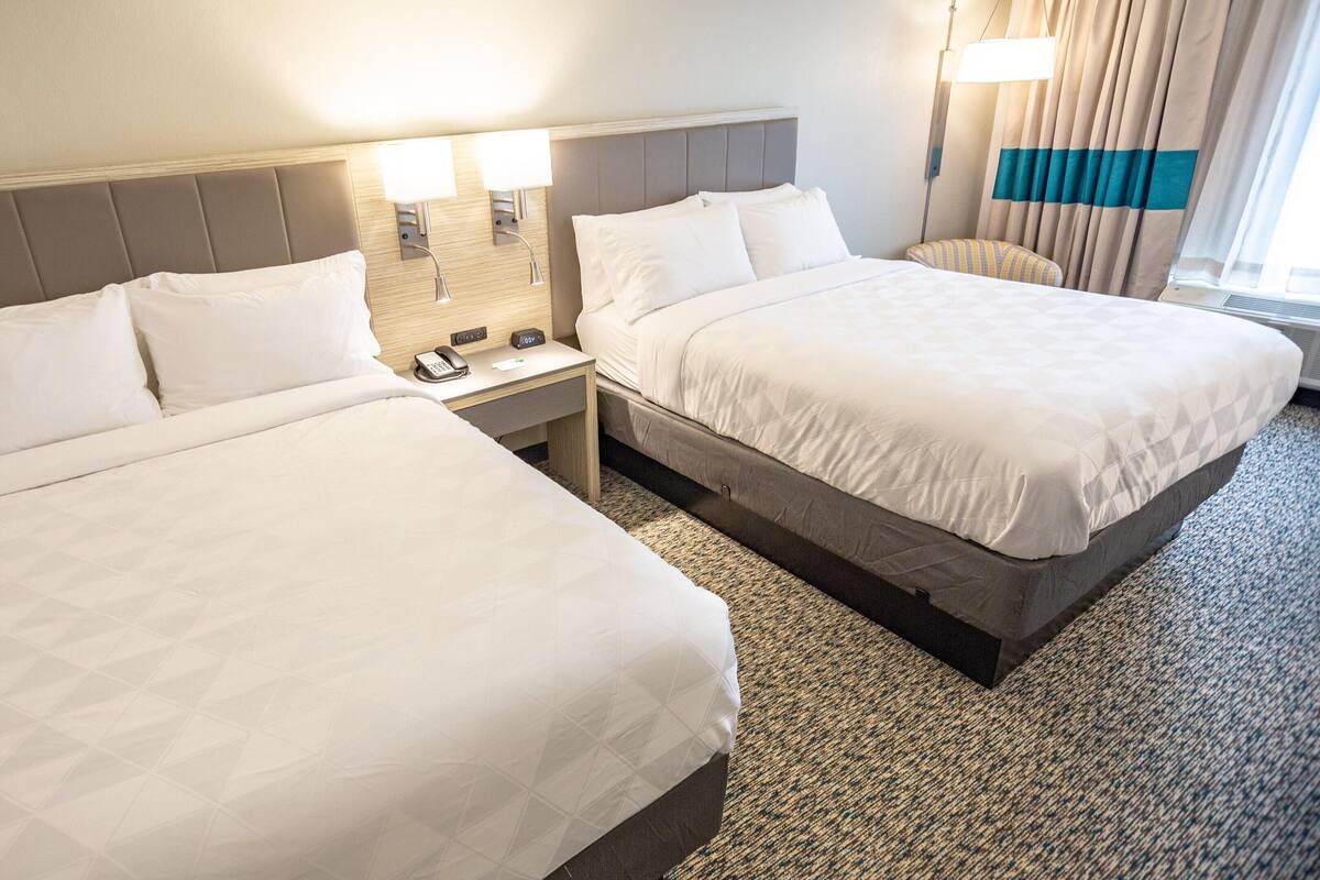 Luxe beddengoed, een bureau, een strijkplank/strijkijzer, babybedden