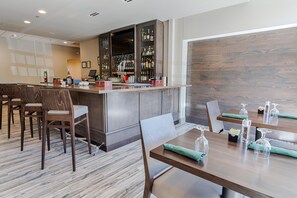 Bar (on property) - Holiday Inn Knoxville N - Merchant Drive (Knoxville)