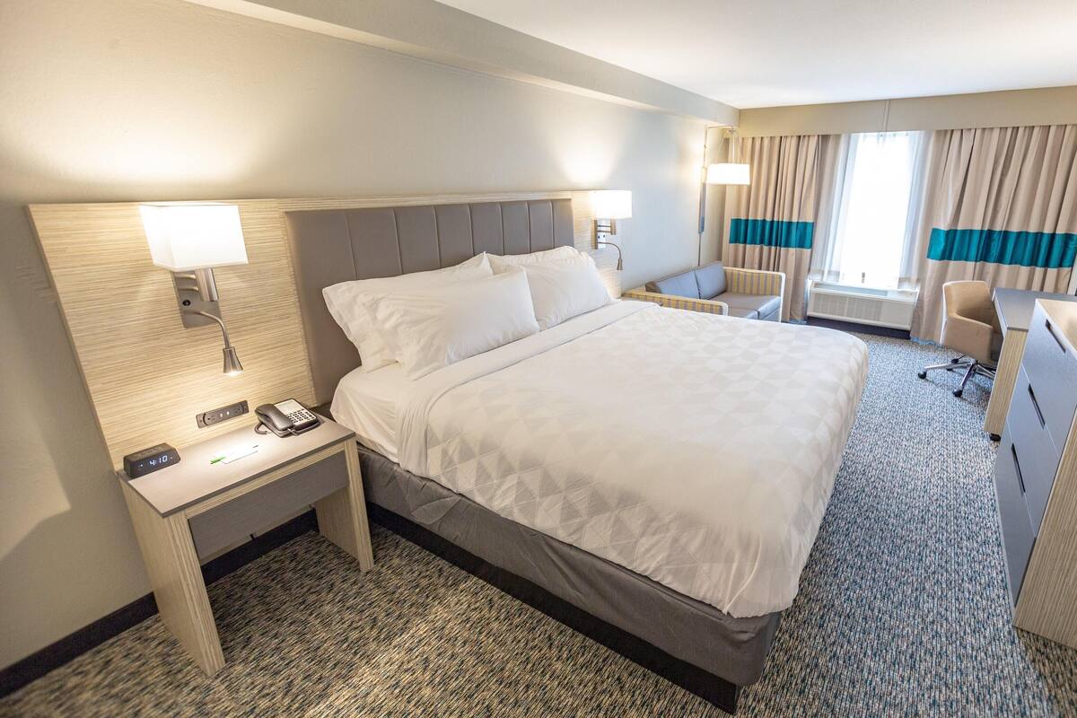 Luxe beddengoed, een bureau, een strijkplank/strijkijzer, babybedden