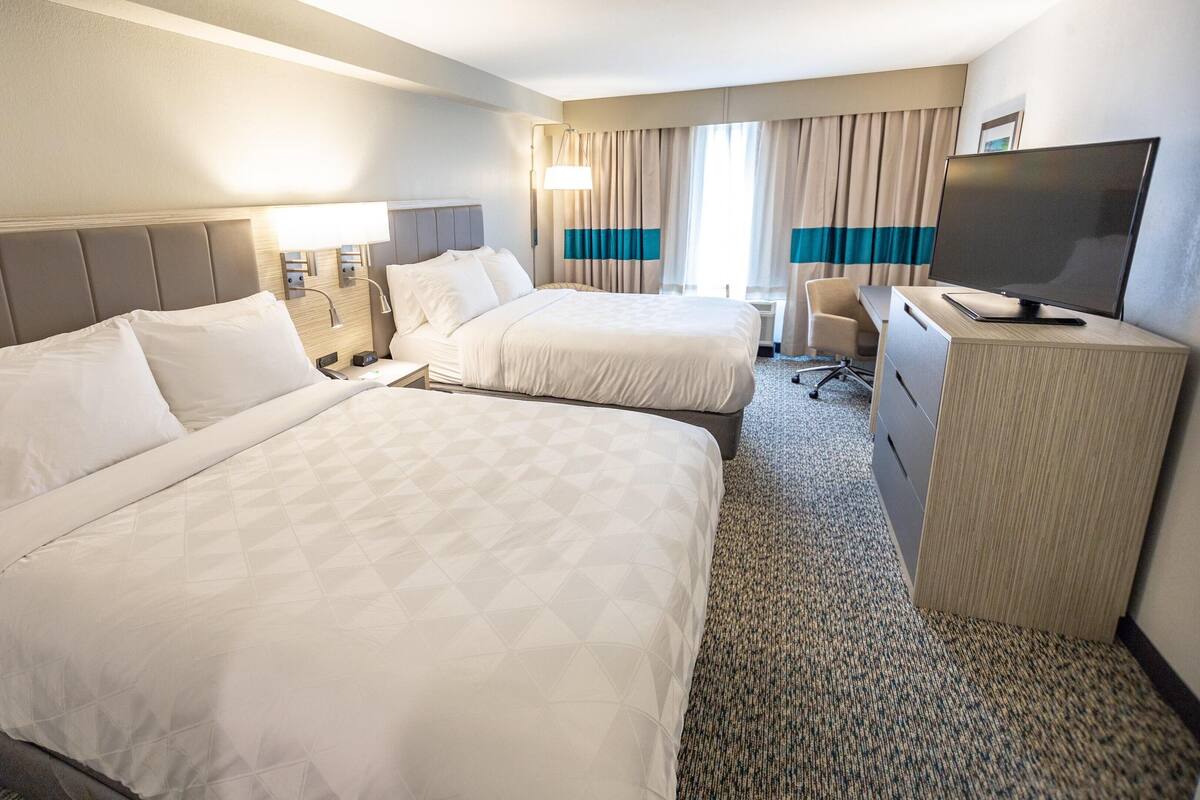 Luxe beddengoed, een bureau, een strijkplank/strijkijzer, babybedden