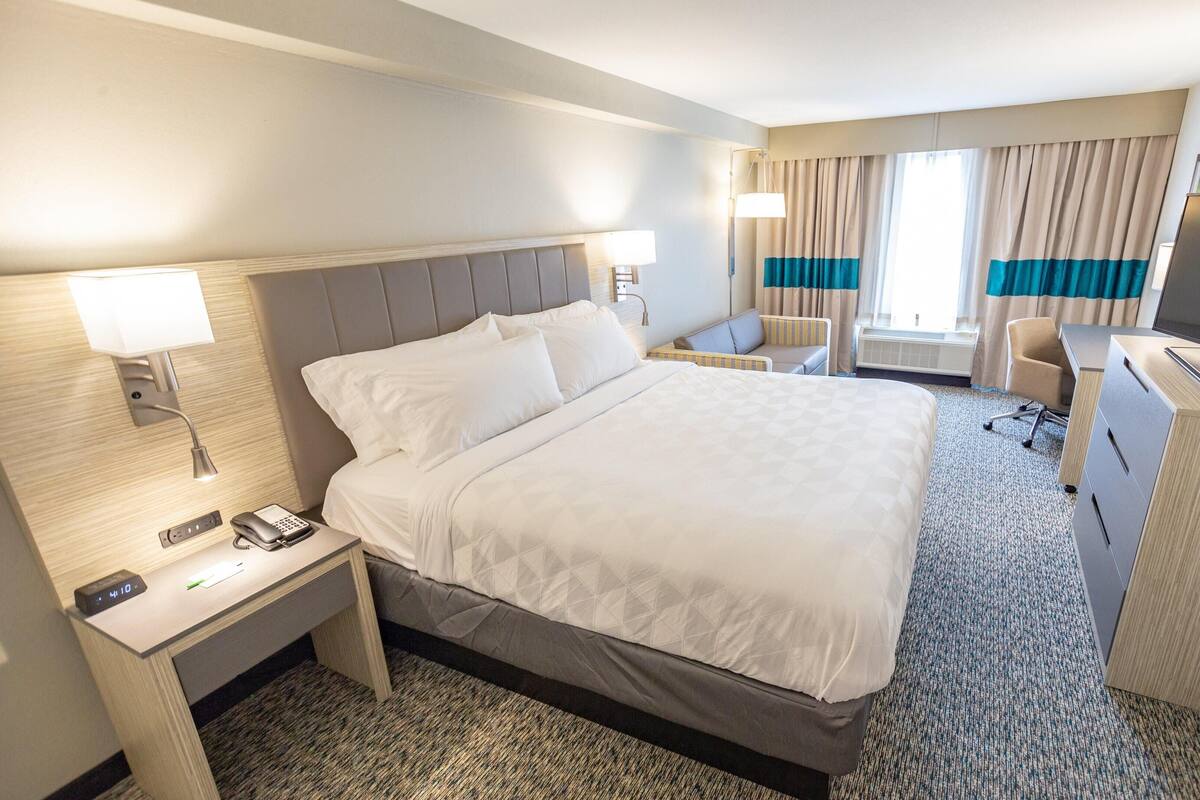 Luxe beddengoed, een bureau, een strijkplank/strijkijzer, babybedden