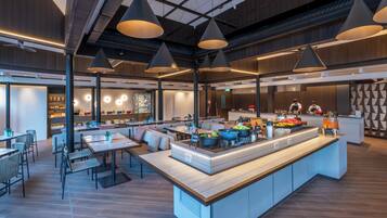 3 restaurants, breakfast, lunch, dinner served; Japanese cuisine