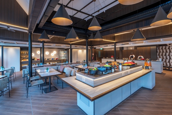 3 restaurants, breakfast, lunch, dinner served; Japanese cuisine