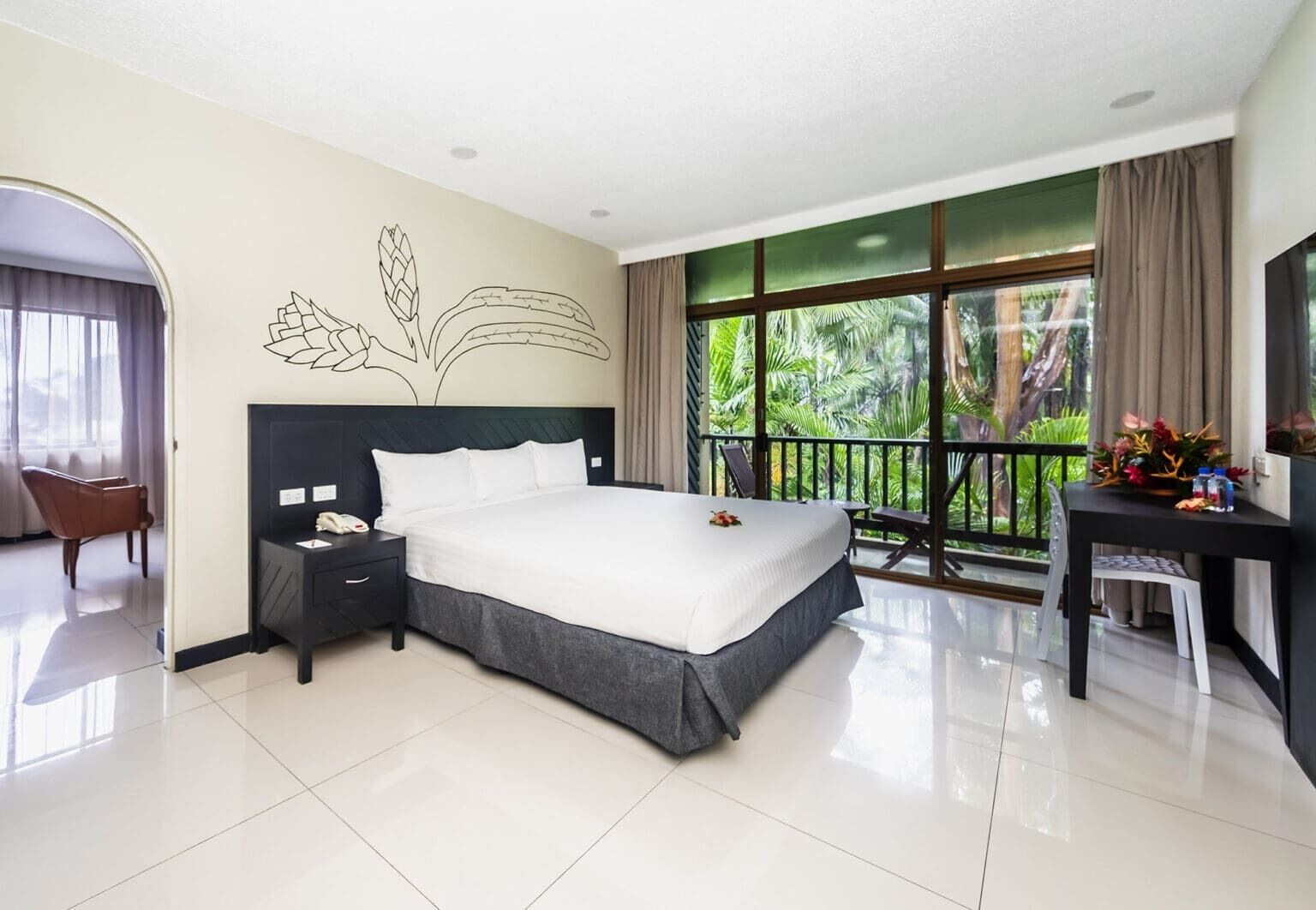 Executive Suite | In-room safe, desk, blackout drapes, iron/ironing board