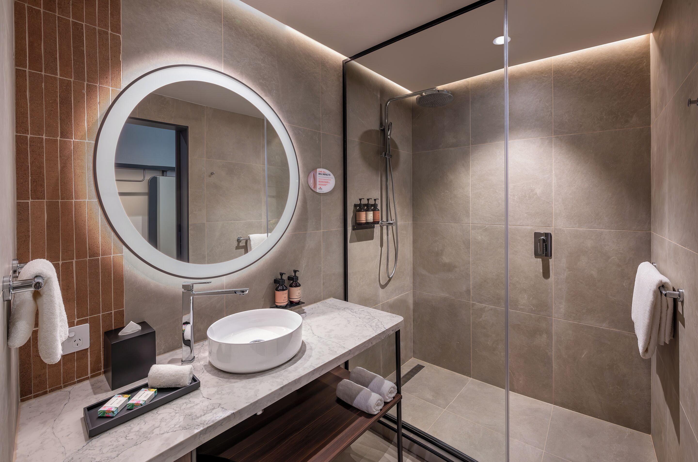 Camera Deluxe, 1 letto king | Bagno | Combinazione doccia/vasca, set di cortesia gratuito, asciugacapelli