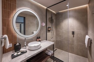 Deluxe King | Bathroom | Combined shower/tub, free toiletries, hair dryer, towels