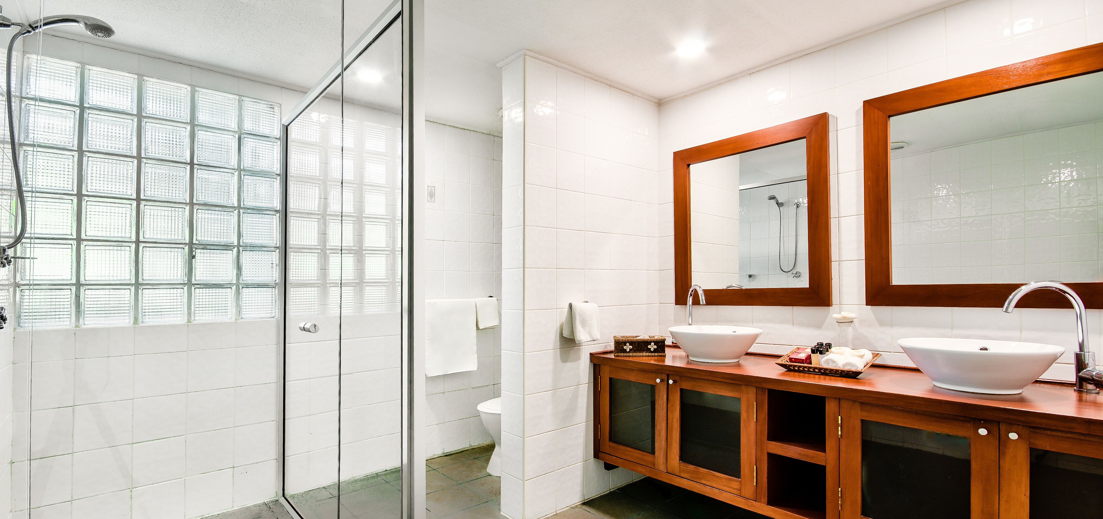 executive suite | bathroom | combined shower/bathtub, free toiletries, hair dryer, towels