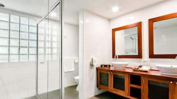 Suite ejecutiva | Baño | Tina con regadera, amenidades de baño gratuitas, secadora de cabello